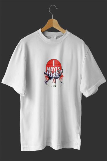 1 Mayıs Emekçilerimiz İçin Özel Tasarım 1 Mayıs Dünya Baskılı T-shirt - Beyaz resmi